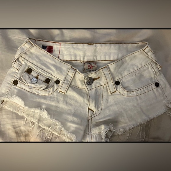True Religion white Joey cut off shorts-24 - Picture 2 of 3